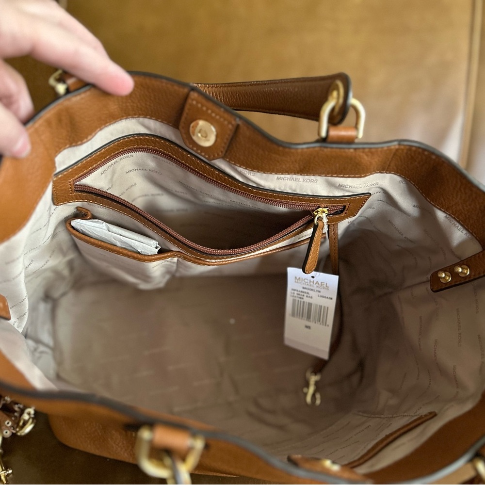 Michael Kors Large Grab Bag
Brown Pebble Leather Shoulder
Strap & zipper tassel - Picture 4 of 4